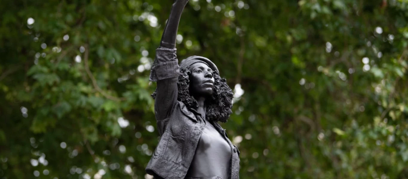 Μ.Βρετανία: Αντικατέστησαν άγαλμα ευεργέτη-φιλάνθρωπου με άγαλμα μαύρης ακροαριστερής διαδηλώτριας! (φώτο)